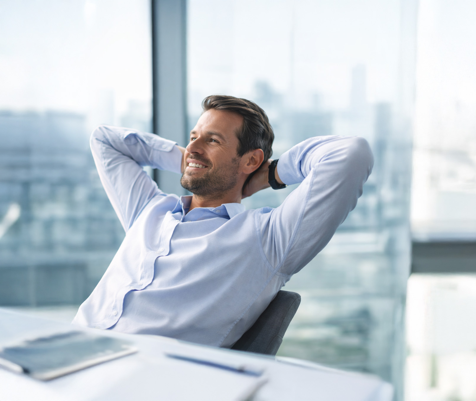 Entspannter Mann im modernen Büro1 Entspannter Mann im modernen Büro
